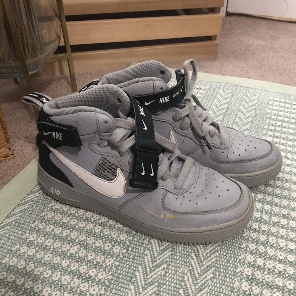 Nike Air Force 1 Mid LV8 GS “overbranding”